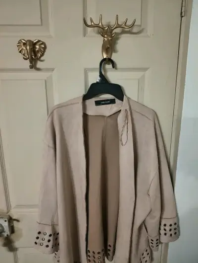 Abrigo Zara Basic beige con tachuelas - miniatura 1
