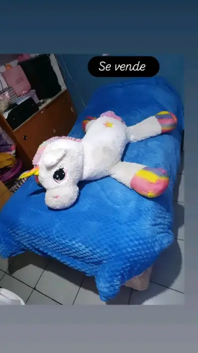 Peluche gigante de unicornio multicolor - miniatura 2