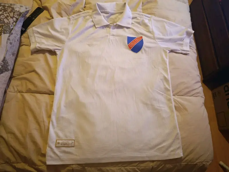 Polera polo blanca con escudo Cold Gosi - 2