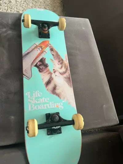 Skateboard con diseño de gatos y cohete - miniatura 1