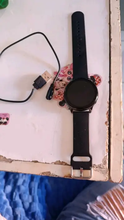 Reloj inteligente con correa negra - miniatura 5