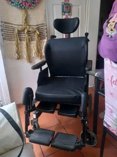 Silla de ruedas eléctrica ajustable negra - miniatura 1