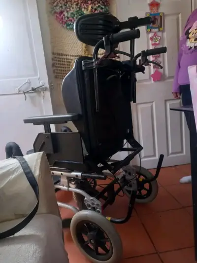Silla de ruedas eléctrica ajustable negra - miniatura 2