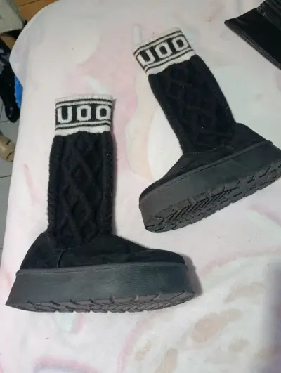 Botas negras con diseño tejido - miniatura 1