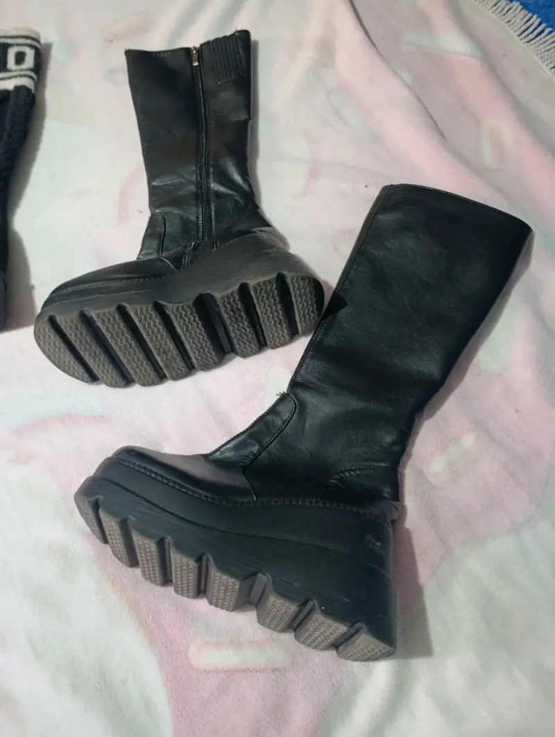 Botas negras con diseño tejido - 3