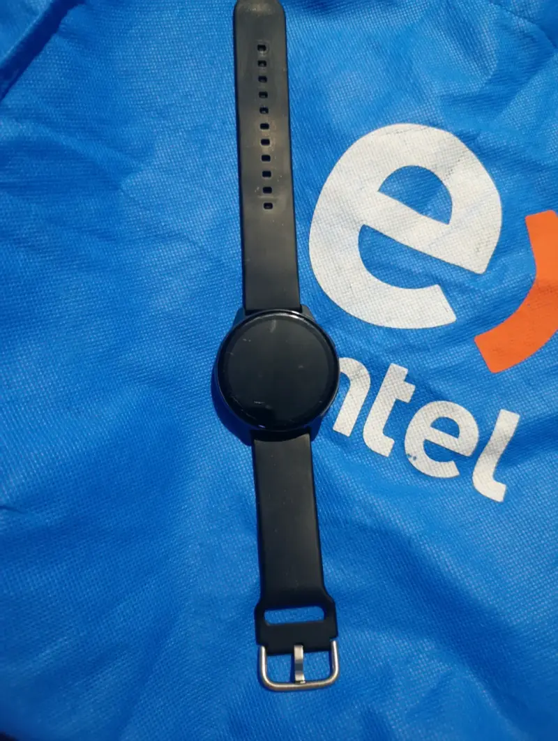 Reloj inteligente negro con correa ajustable - 1