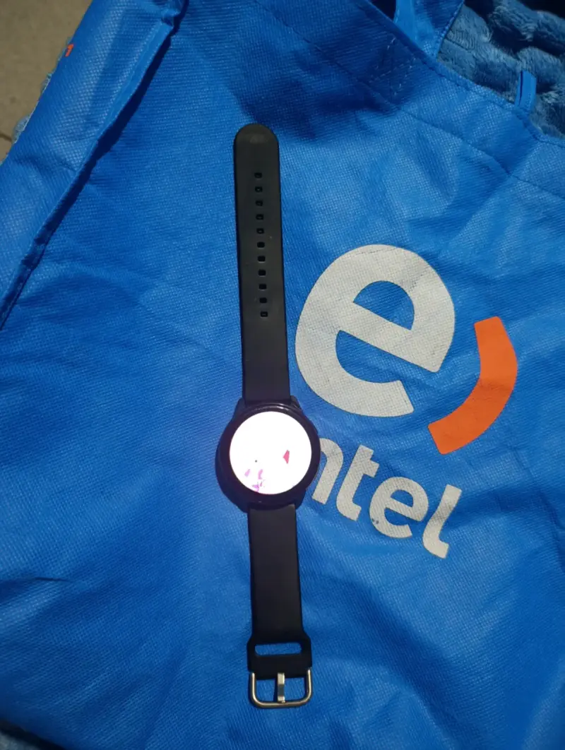 Reloj inteligente negro con correa ajustable - 2