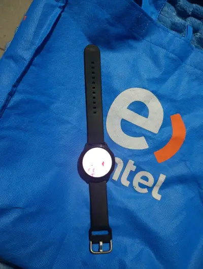 Reloj inteligente negro con correa ajustable - miniatura 2
