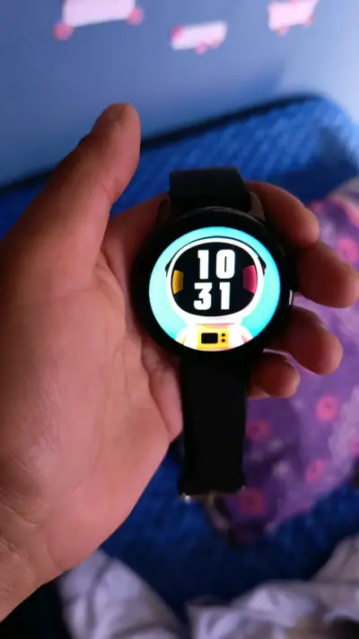 Reloj inteligente negro con correa ajustable - miniatura 4