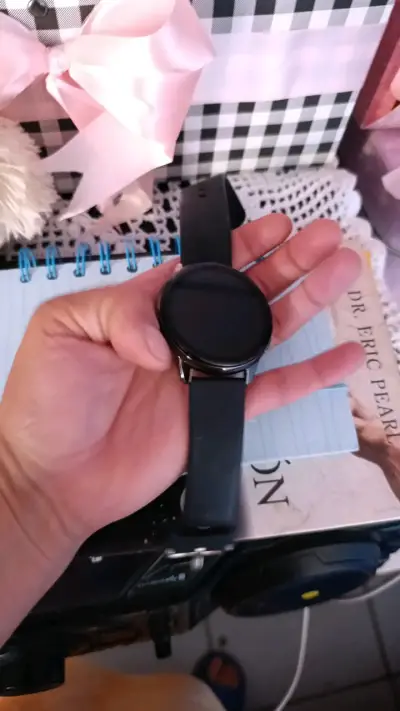 Reloj inteligente negro con correa ajustable - miniatura 6