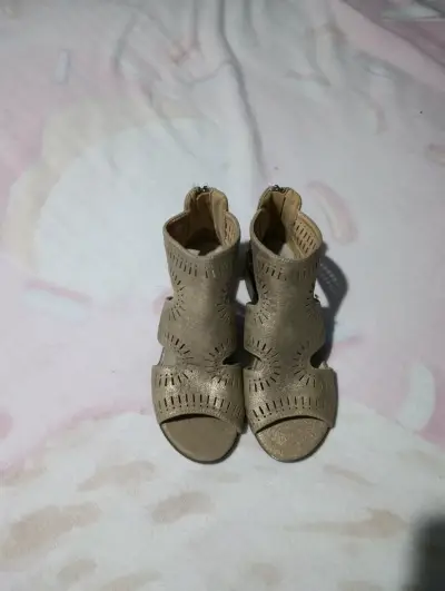 Sandalias abiertas de gamuza beige - miniatura 1