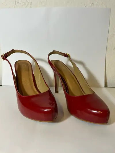 Tacones rojos de charol con correa TALLA 35 - miniatura 1
