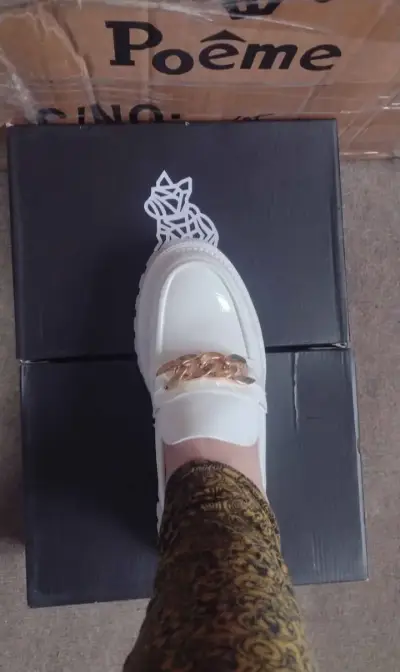 Zapatos mocasines blancos con cadena dorada - miniatura 1
