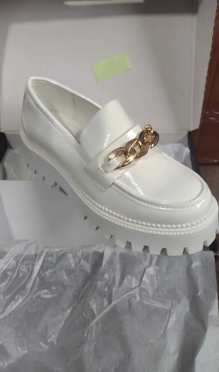 Zapatos mocasines blancos con cadena dorada - 4