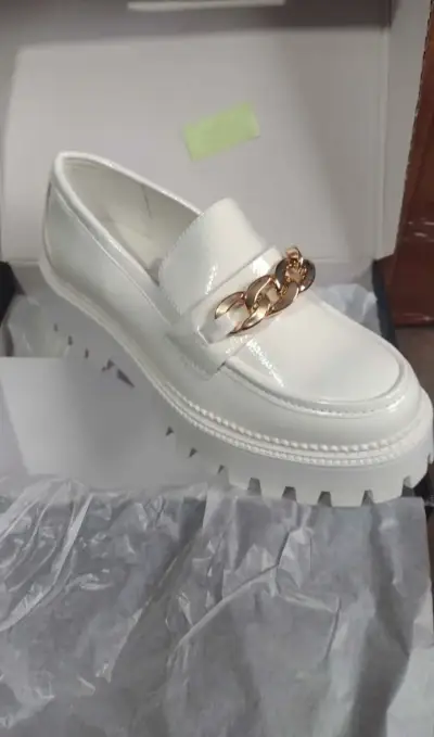 Zapatos mocasines blancos con cadena dorada - miniatura 4