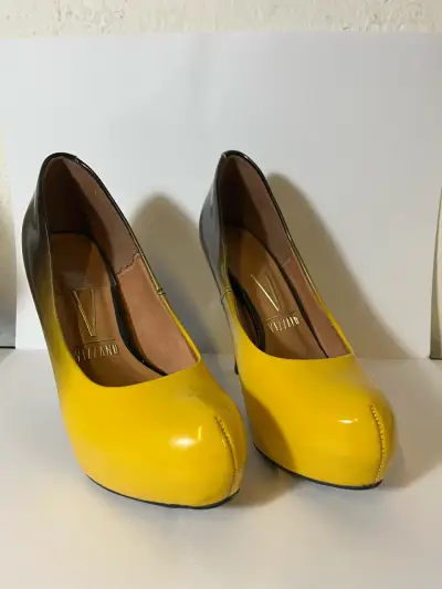 Tacones altos bicolor amarillo y negro TALLA 35 - miniatura 3