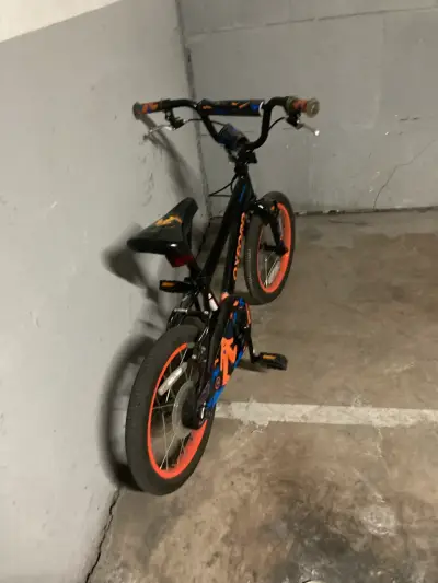 Bicicleta infantil aro 16 con diseño deportivo - miniatura 1
