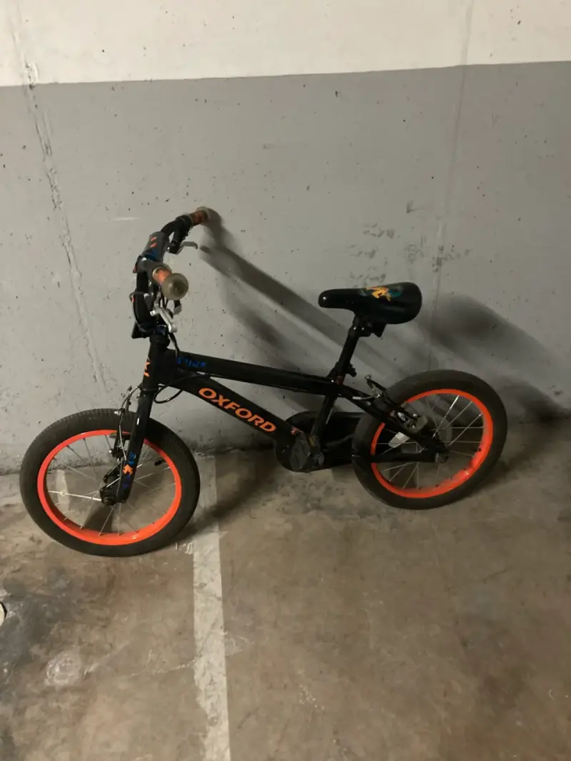 Bicicleta infantil aro 16 con diseño deportivo - 3