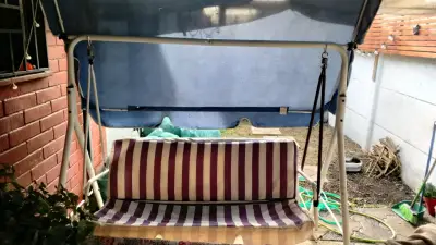 Columpio de jardín con toldo azul - miniatura 1