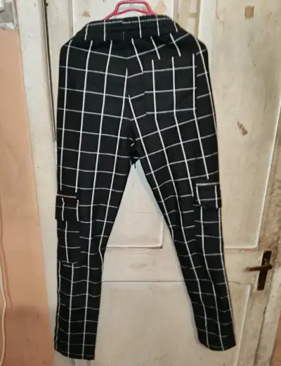 Pantalones negros a cuadros con bolsillos - miniatura 1