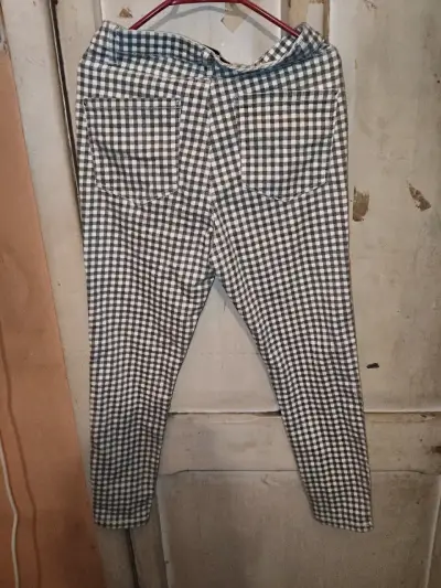 Pantalones negros a cuadros con bolsillos - miniatura 2