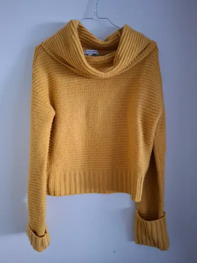 Suéter amarillo de lana con cuello amplio - miniatura 1