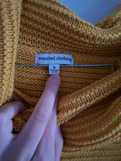 Suéter amarillo de lana con cuello amplio - miniatura 2