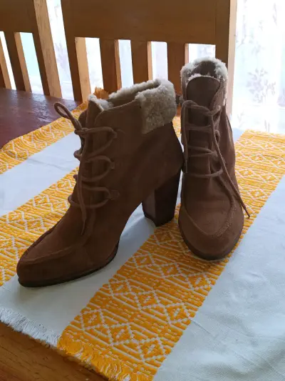 Botin UGG de gamuza marrón con forro de lana - miniatura 1