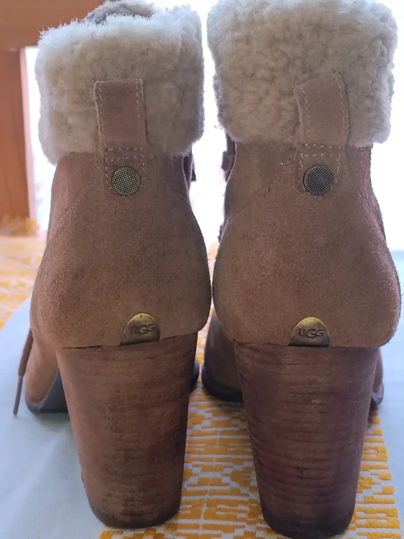 Botin UGG de gamuza marrón con forro de lana - 2