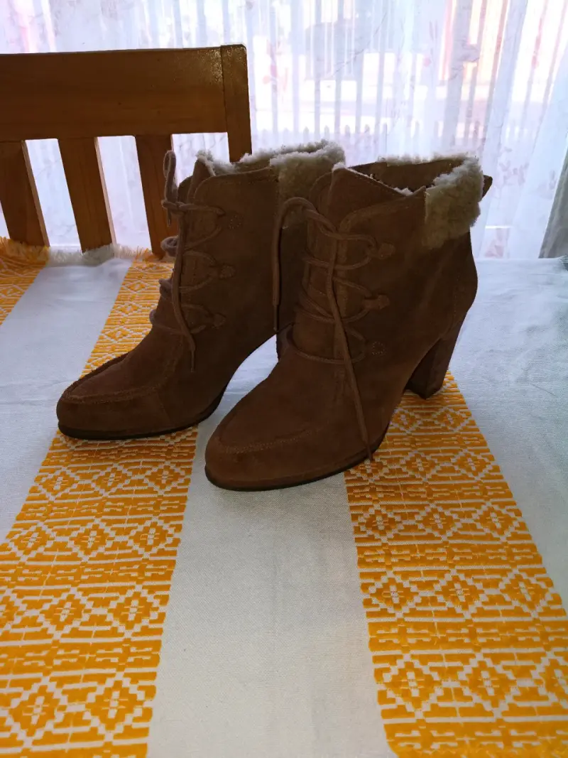 Botin UGG de gamuza marrón con forro de lana - 3