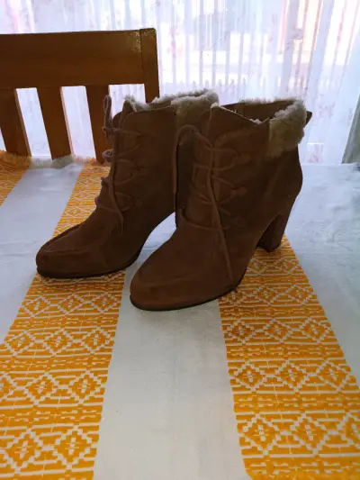 Botin UGG de gamuza marrón con forro de lana - miniatura 3
