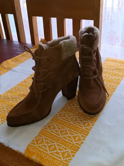 Botin UGG de gamuza marrón con forro de lana - miniatura 4