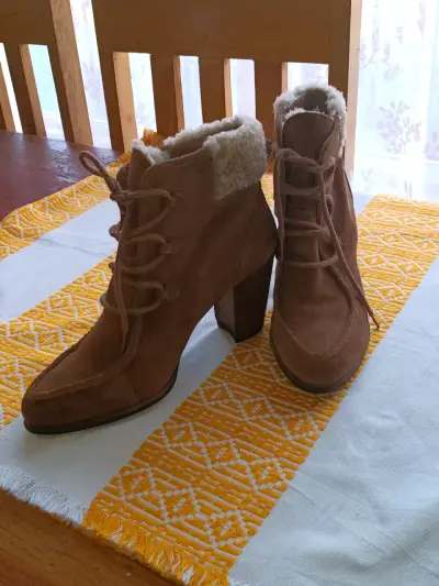 Botin UGG de gamuza marrón con forro de lana - miniatura 5