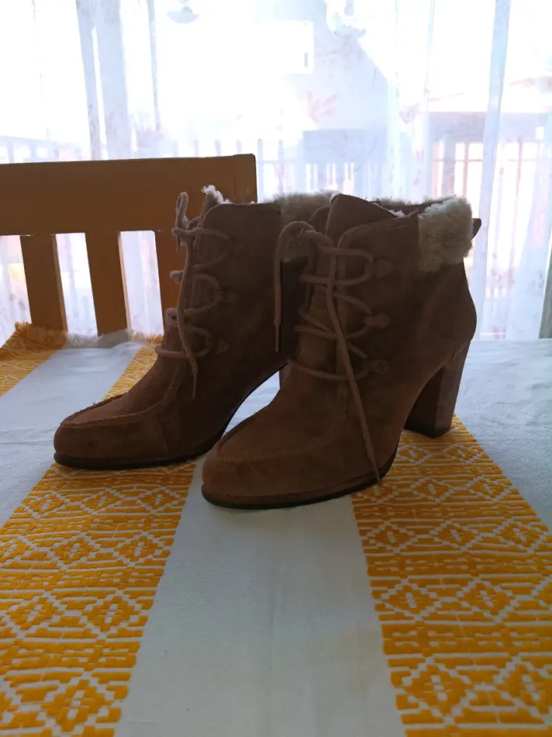 Botin UGG de gamuza marrón con forro de lana - 6