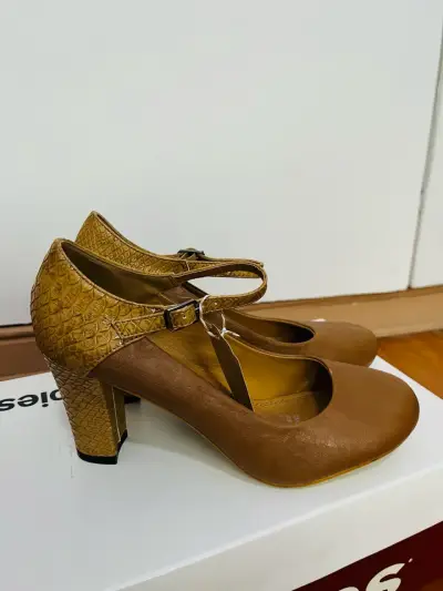 Zapatos de tacón marrón con textura reptil - miniatura 1