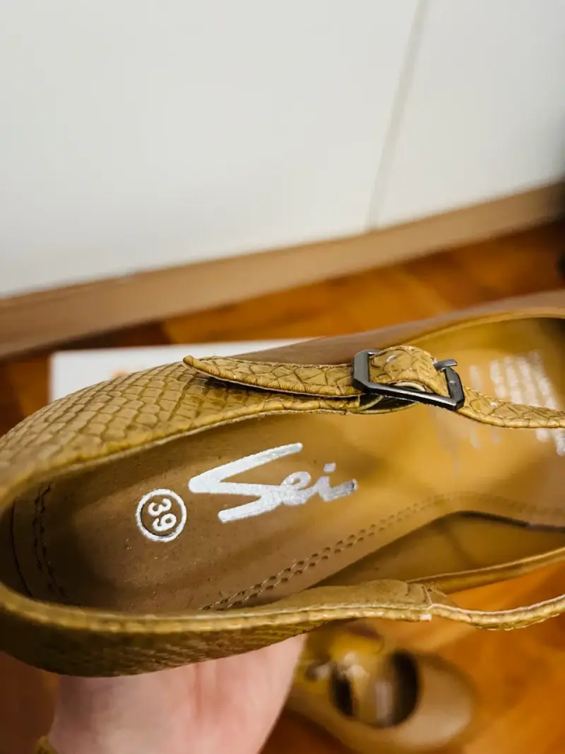 Zapatos de tacón marrón con textura reptil - 2
