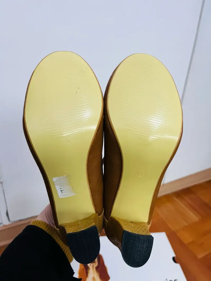 Zapatos de tacón marrón con textura reptil - 3