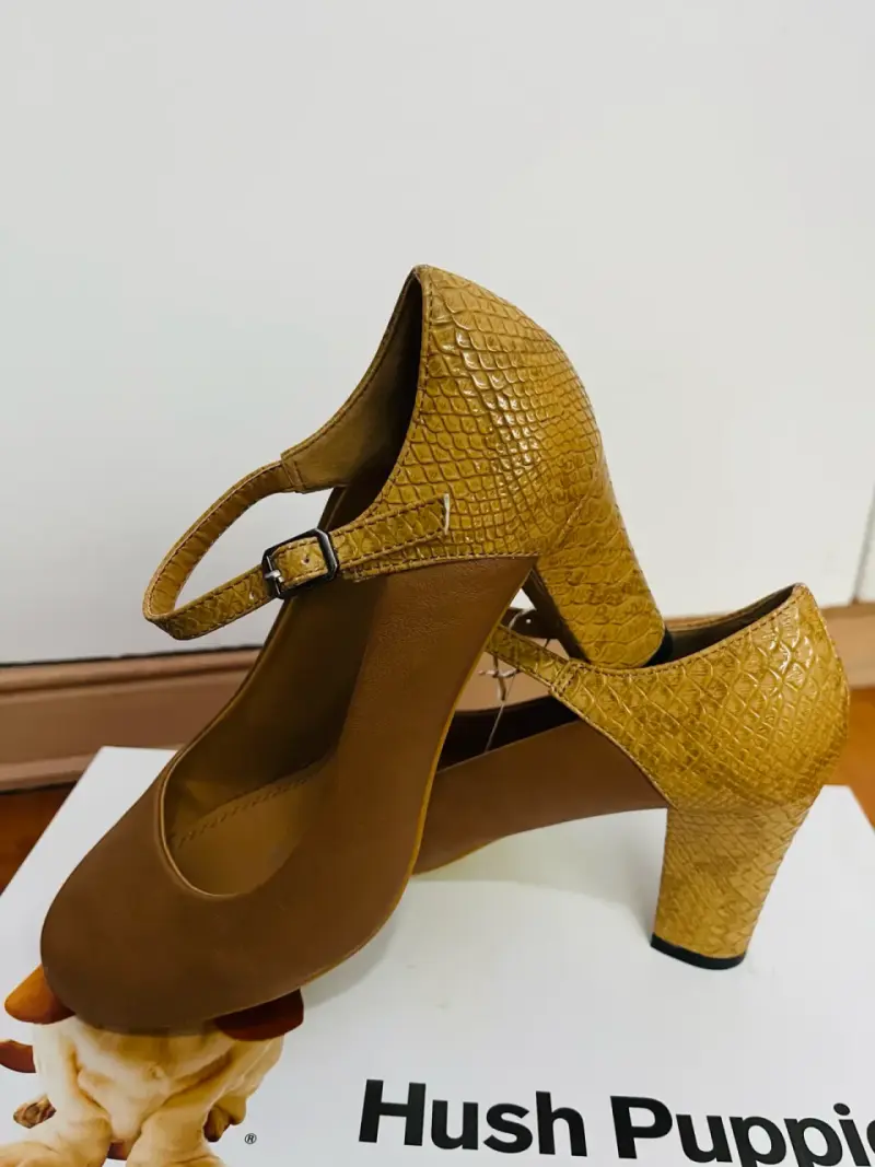 Zapatos de tacón marrón con textura reptil - 4
