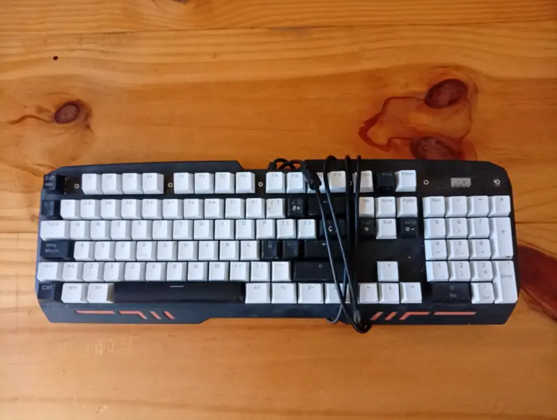 Teclado mecánico retroiluminado para gaming - 1