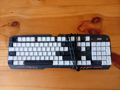 Teclado mecánico retroiluminado para gaming - miniatura 1