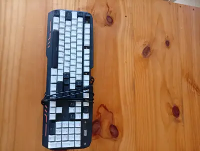 Teclado mecánico retroiluminado para gaming - miniatura 2