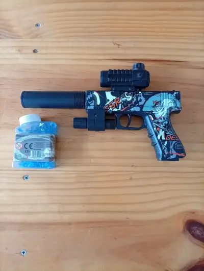 Pistola de juguete con mira y balines - miniatura 1