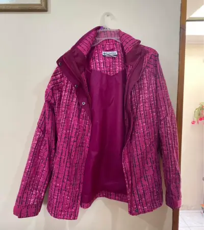 Chaqueta impermeable rosada para mujer - miniatura 1