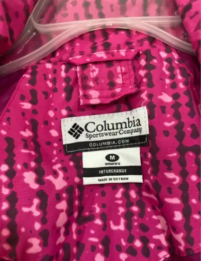 Chaqueta impermeable rosada para mujer - miniatura 2
