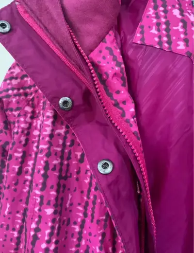 Chaqueta impermeable rosada para mujer - miniatura 3