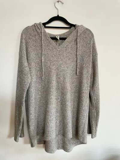 Suéter gris con capucha para mujer - miniatura 1