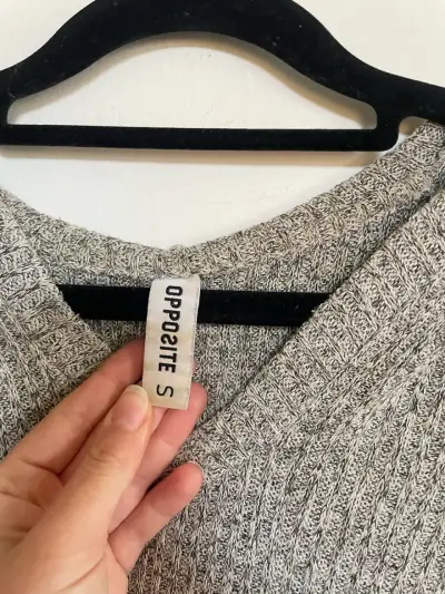 Suéter gris con capucha para mujer - miniatura 2