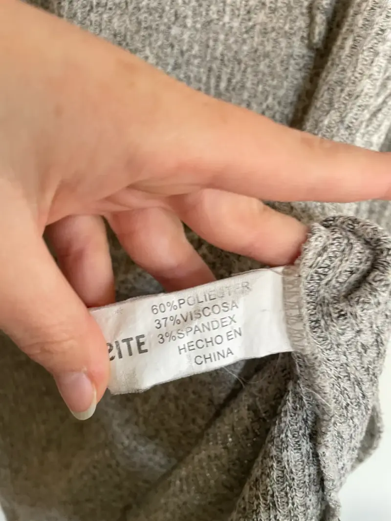 Suéter gris con capucha para mujer - 3