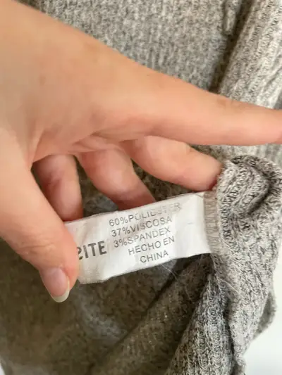 Suéter gris con capucha para mujer - miniatura 3