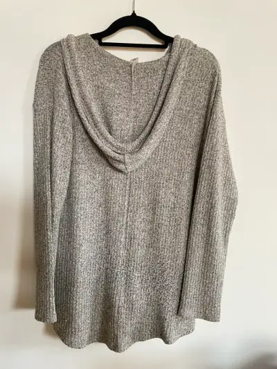 Suéter gris con capucha para mujer - miniatura 4